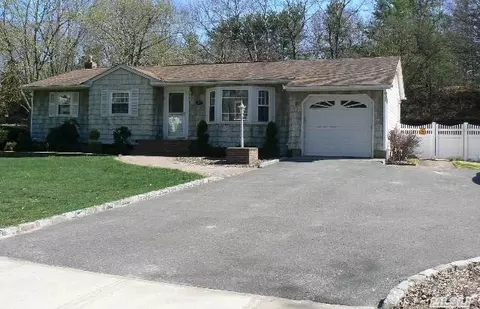 60 Gannet Dr, Commack, NY 11725 photo 1