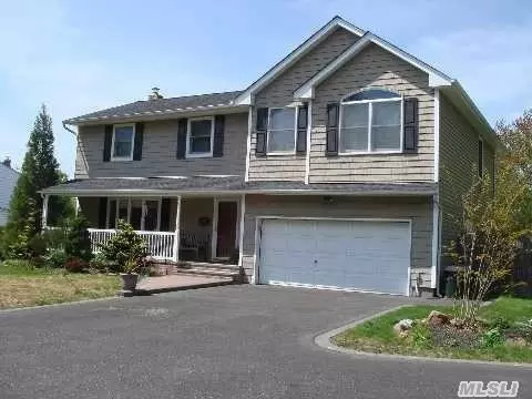 8 Radburn Dr, Commack, NY 11725 photo 1