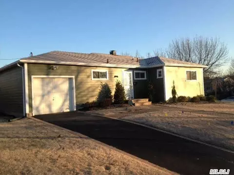 8 Peter Ln, Plainview, NY 11803 photo 1