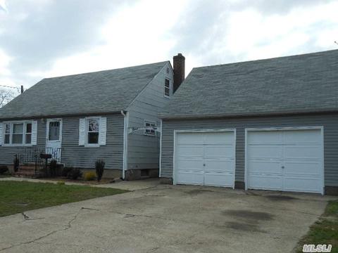 910 Catskill Ave, Lindenhurst, NY 11757 photo 1