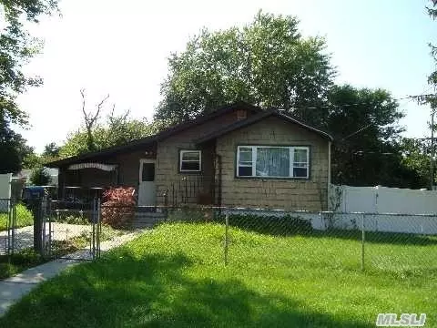 24 Elm St, Central Islip, NY 11722 photo 1
