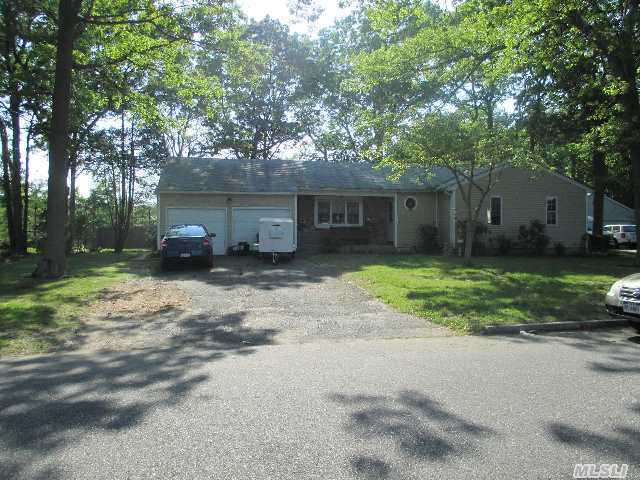 334 Phyllis Dr, Patchogue, NY 11772 photo 1