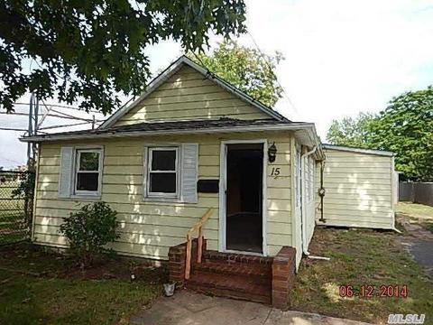 15 Nottingham Ave, Patchogue, NY 11772 photo 1