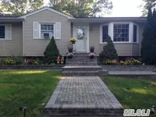 49 Gannet Dr, Commack, NY 11725 photo 1