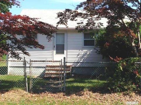 95 Meadowmere Ave, Mastic, NY 11950 photo 1