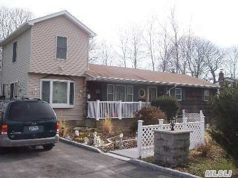 4 Hoover Ct, Mastic, NY 11950 photo 1