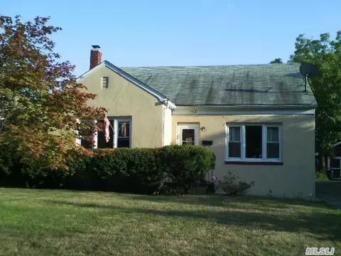172 E Lakewood St, Patchogue, NY 11772 photo 1