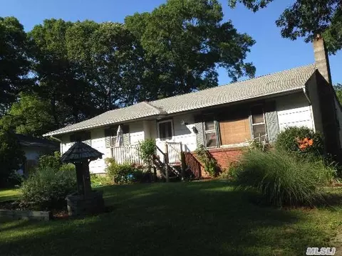 720 Raynor Ave, Riverhead, NY 11901 photo 1