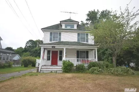 36 Sycamore St, Patchogue, NY 11772 photo 1