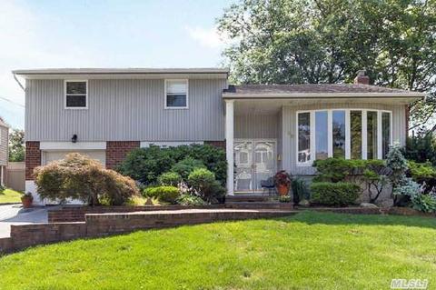 28 Laura Ln, Plainview, NY 11803 photo 1