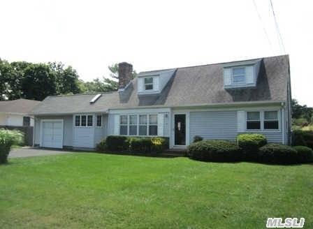 10 Hallock Rd, Patchogue, NY 11772 photo 1