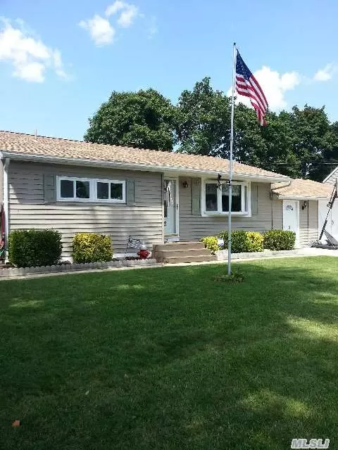 29 E Beech St, Central Islip, NY 11722 photo 1