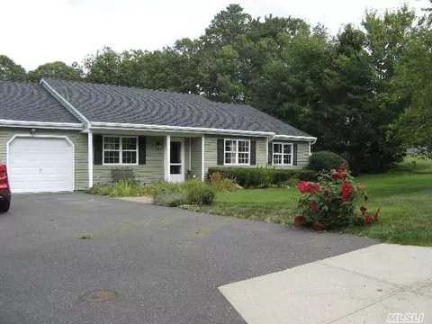 5 Howard St, Selden, NY 11784 photo 1