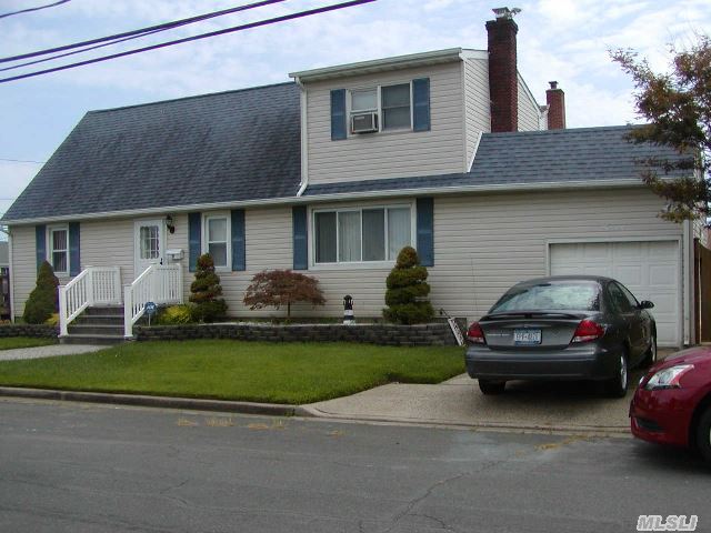 7 E Minerva Rd, Lindenhurst, NY 11757 photo 1