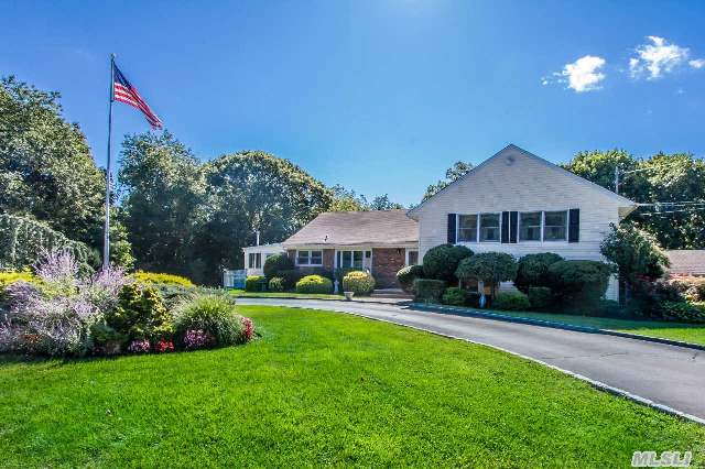 1 Glamore Ct, Smithtown, NY 11787 photo 1