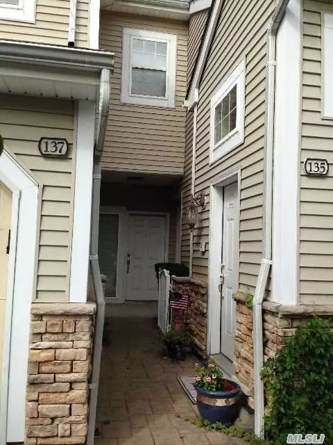 137 Carriage Ln, Plainview, NY 11803 photo 1
