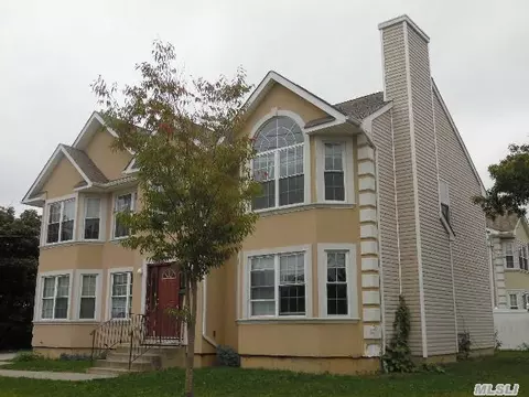 225 E John St, Lindenhurst, NY 11757 photo 1