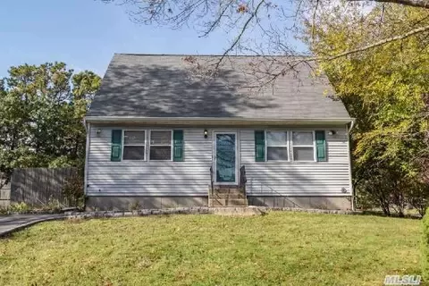 46 Strafford St, Mastic, NY 11950 photo 1