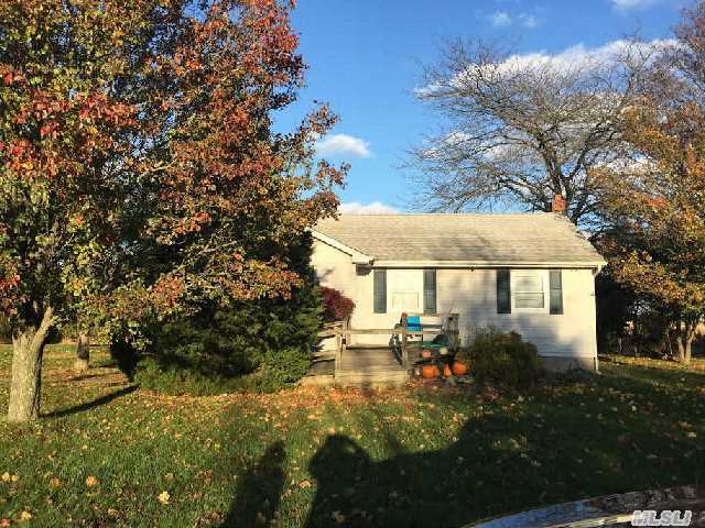32 Zdunko Ln, Riverhead, NY 11901 photo 1