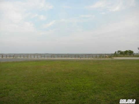 39 Washington Dr, Mastic Beach, NY 11951 photo 1