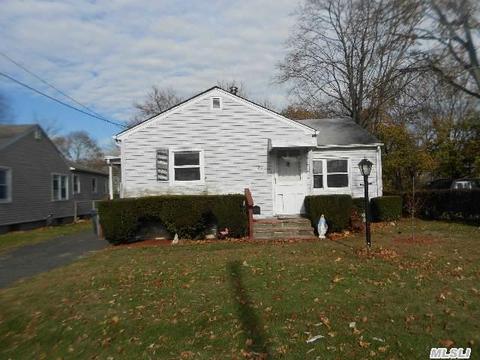39 Silver St, Patchogue, NY 11772 photo 1