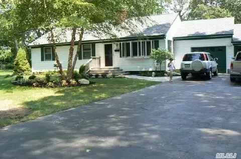 100 Meadow Ln, Riverhead, NY 11901 photo 1