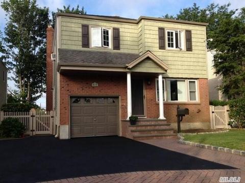 6 Abrams Pl, Lynbrook, NY 11563 photo 1