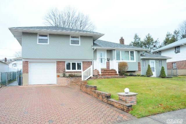 9 Spector Ln, Plainview, NY 11803 photo 1