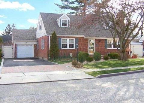 596 Campus Pl, Baldwin, NY 11510 photo 1
