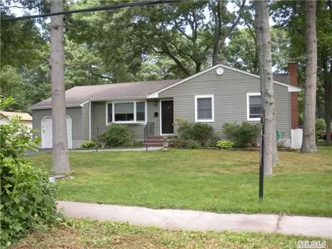 137 46th St, Islip, NY 11751 photo 1
