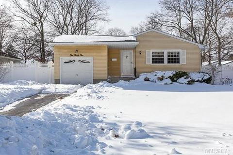 132 Schoenfeld Blvd, Patchogue, NY 11772 photo 1