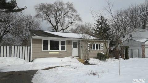 15 E Cedar St, Central Islip, NY 11722 photo 1