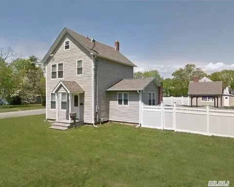 77 Vernon St, Patchogue, NY 11772 photo 1