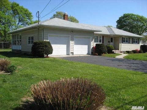 225 Oak St, Patchogue, NY 11772 photo 1