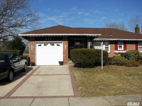 901 Fenimore Pl, Baldwin, NY 11510 photo 1