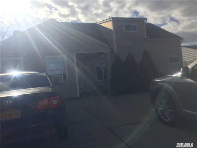 69 Wheelbarrow Ln, Wantagh, NY 11793 photo 1