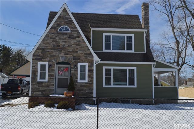 445 Sweezy Ave, Riverhead, NY 11901 photo 1