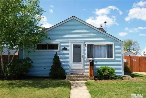 14 E Minerva Rd, Lindenhurst, NY 11757 photo 1