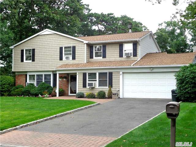 11 Hillsdale Ln, Coram, NY 11727 photo 1