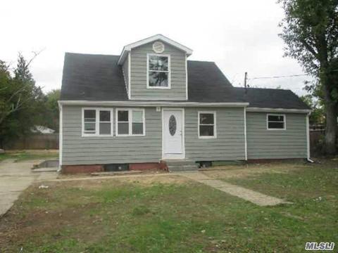 33 E Cedar St, Central Islip, NY 11722 photo 1