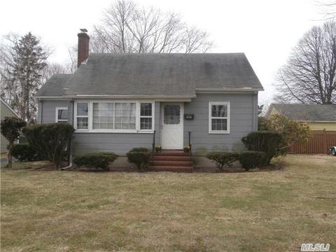 381 Howell Ave, Riverhead, NY 11901 photo 1