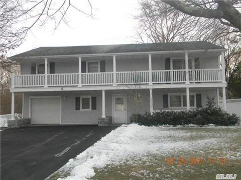 5 Patricia Ln, Patchogue, NY 11772 photo 1
