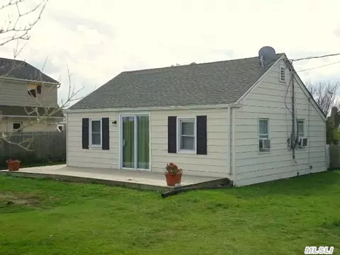 28 Lighthouse Rd, Hampton Bays, NY 11946 photo 1
