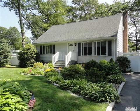 145 Frederick Ave, Babylon, NY 11702 photo 1