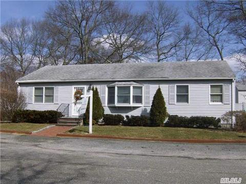 131 Pine St, Patchogue, NY 11772 photo 1