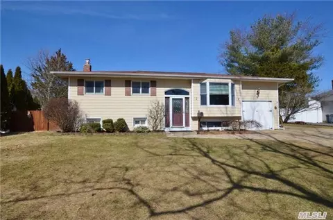17 Comanche Ln, Commack, NY 11725 photo 1