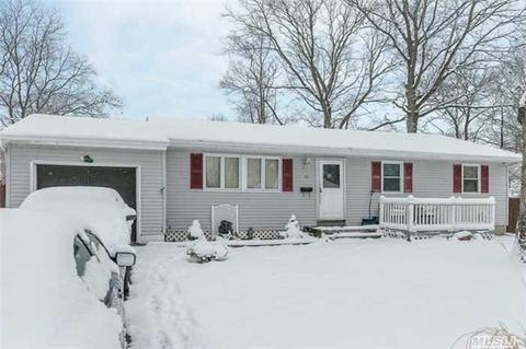 145 Phyllis Dr, Patchogue, NY 11772 photo 1