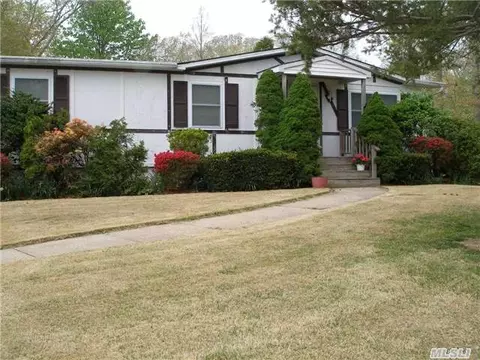 9 Legend Ln, Riverhead, NY 11901 photo 1