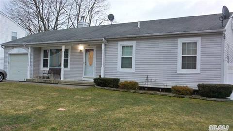 37 Pine St, Central Islip, NY 11722 photo 1