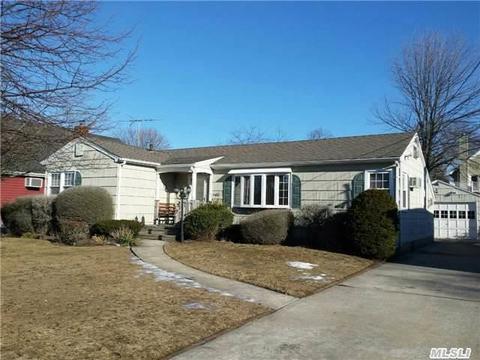 19 Tompkins Ave, Babylon, NY 11702 photo 1
